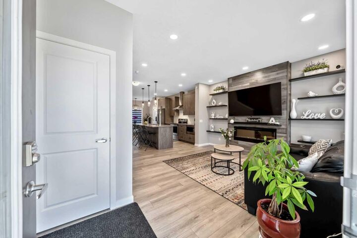 Property Photo:  384 Chinook Gate Close SW  AB T4B 4V3 