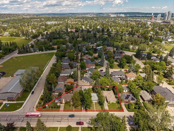 Property Photo:  4528 26 Avenue SW  AB T3E 0P9 