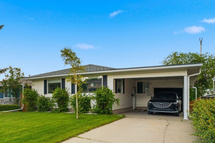 4752 Nipawin Crescent NW — photo 1