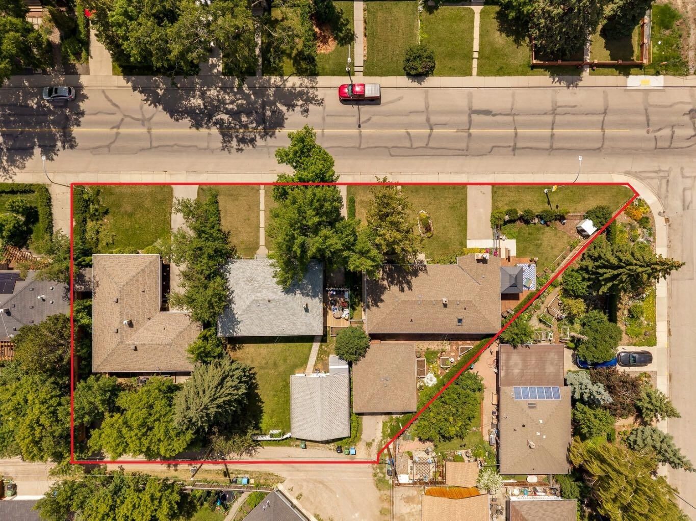 Property Photo:  4520 26 Avenue SW  AB T3E 0P9 