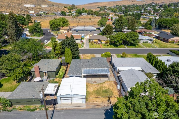 Property Photo: 36 F Street SW WA 98823