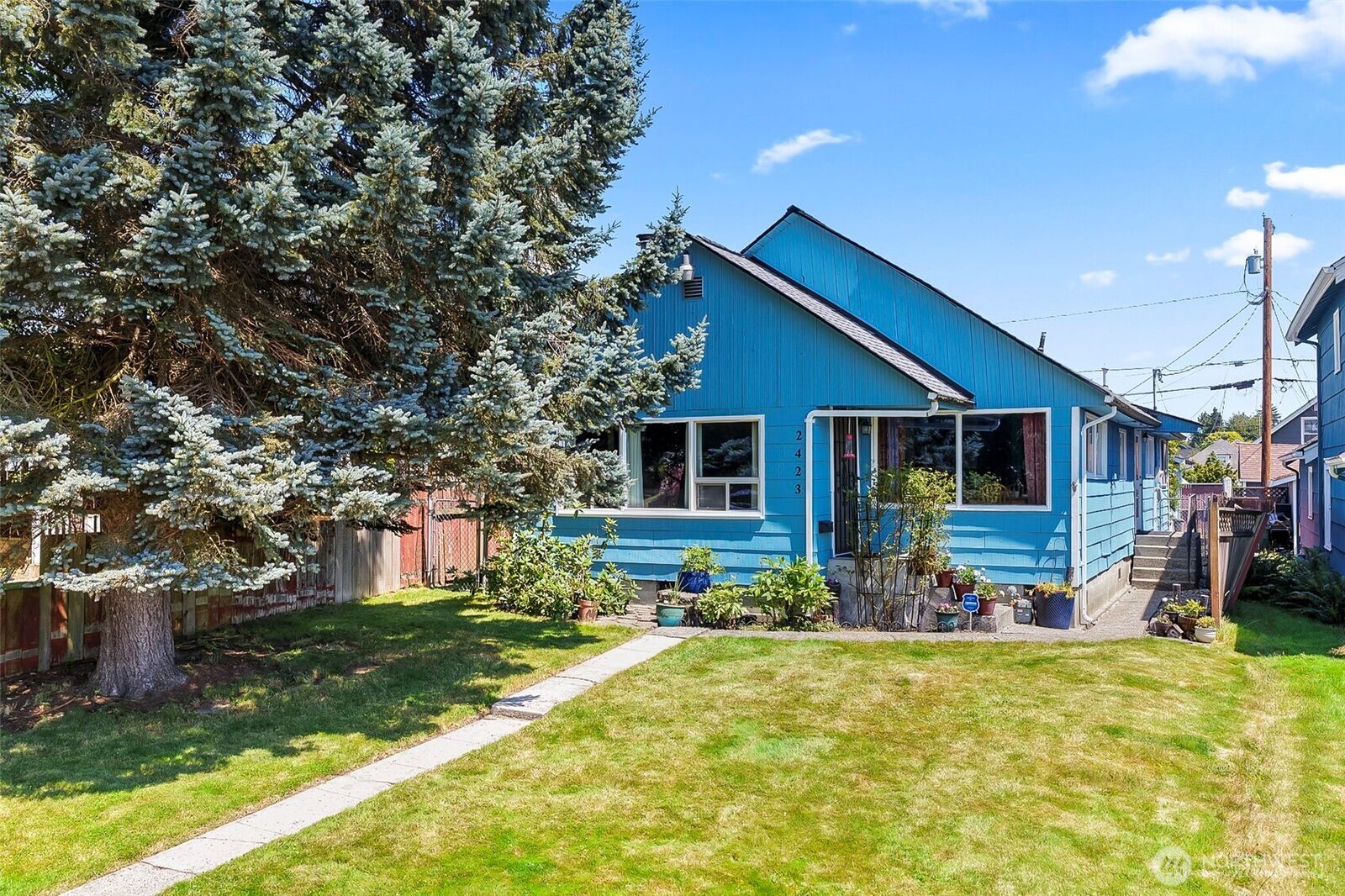 Property Photo:  2423  Chestnut Street  WA 98201 