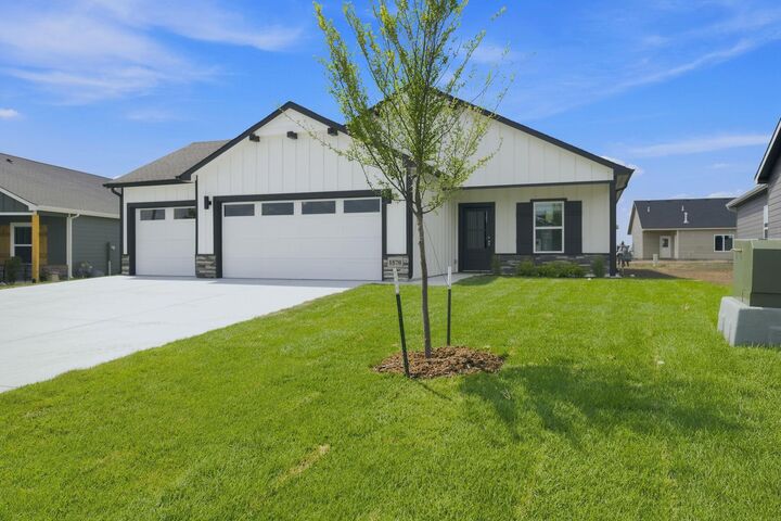 Property Photo: 1570 N Emerald Valley Dr KS 67110
