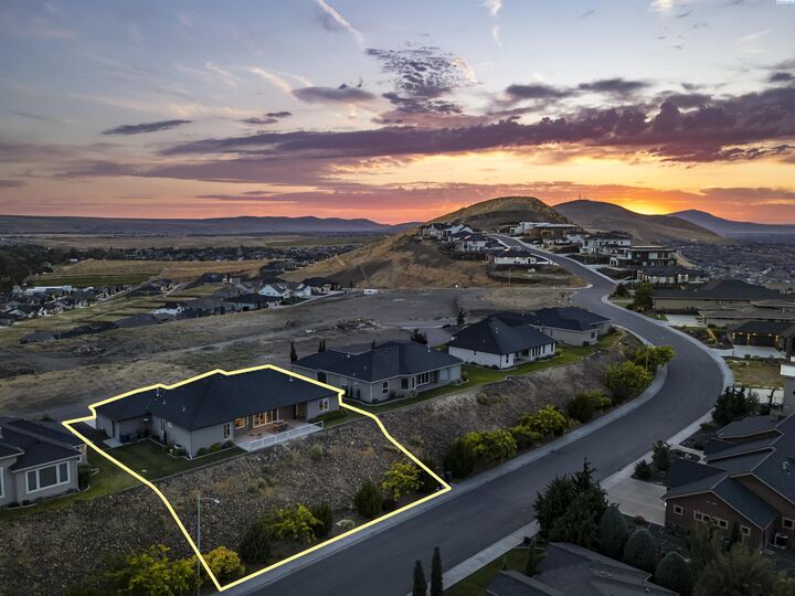 Property Photo:  2521 Falconcrest Loop  WA 99352 
