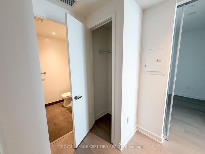 Property Photo: 448 Burnhamthorpe Rd W N/A 6407 ON L5B 0R4