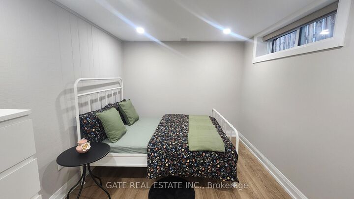 Property Photo: 29 Caronport Crescent Bsmt ON M3A 1G9