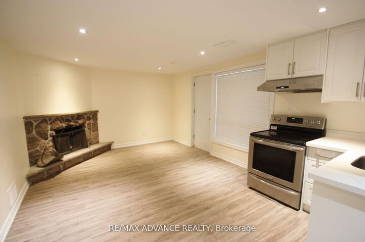 Property Photo: 33 Carluke Crescent Lower ON M2L 2H7