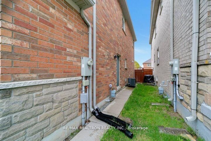 Property Photo:  28 Hartwell Way 2 Bed Basement  ON L4G 7X7 