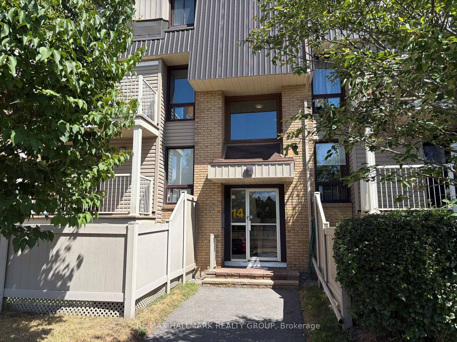 Property Photo: 14 Sweetbriar Circle 1 ON K2J 2K4
