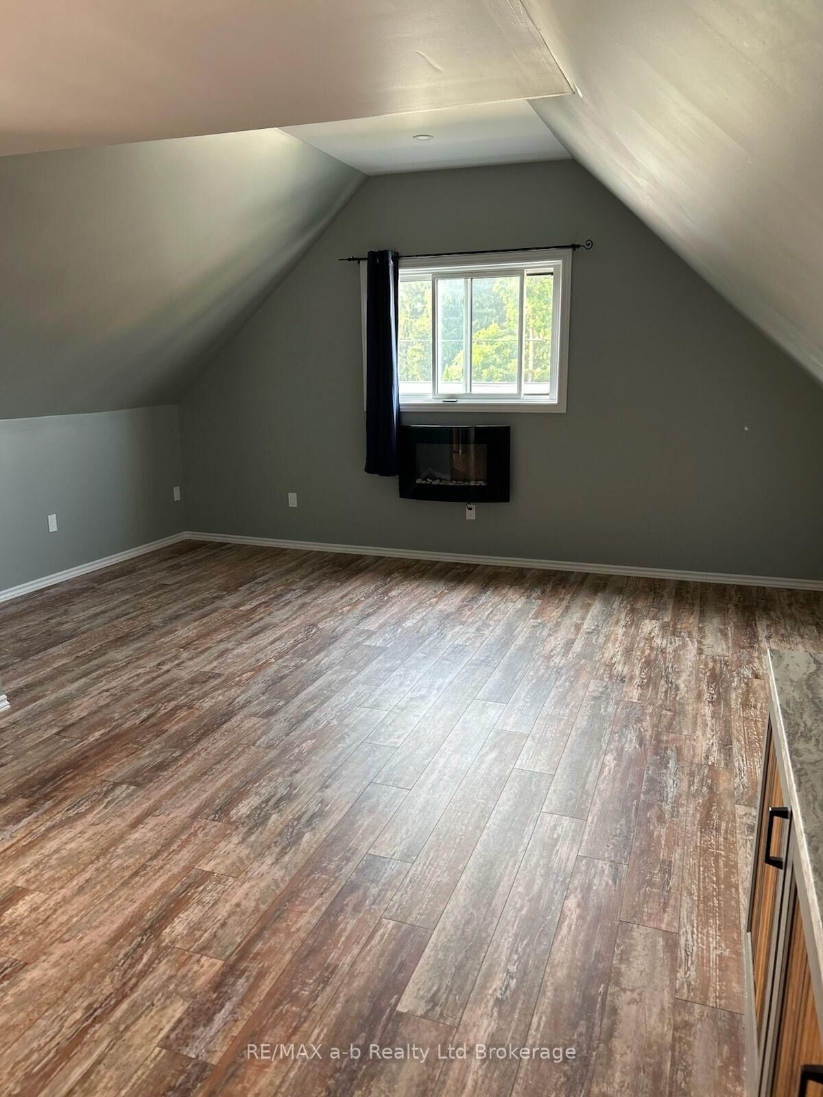 Property Photo:  410 Admiral Street  ON N4S 5A9 