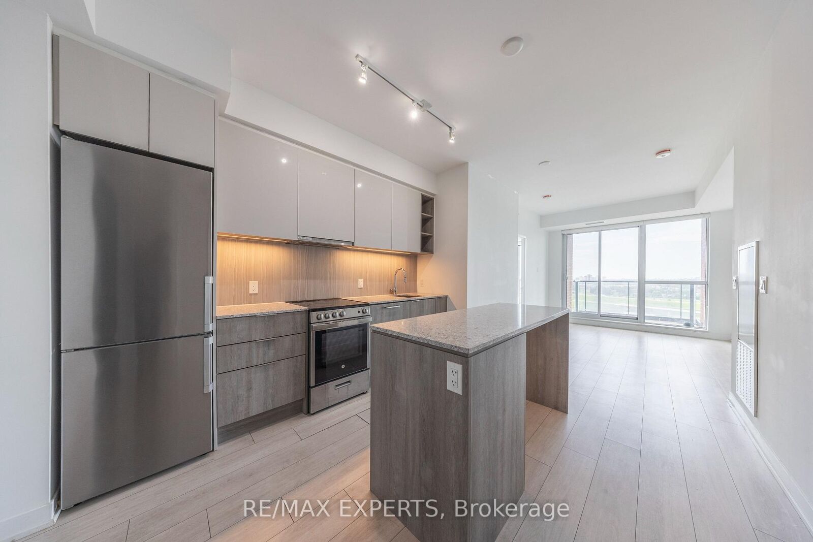 Property Photo:  31 Tippett Road 1410  ON M3H 0C8 