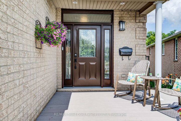 Property Photo: 110 Glencliffe Court ON N2B 3X1