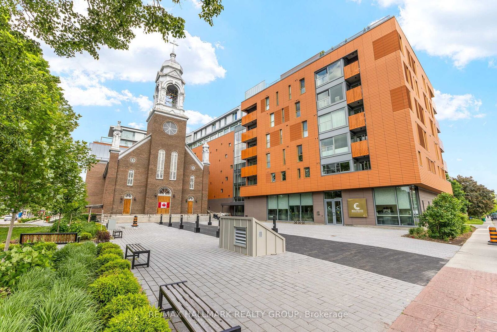 Property Photo: 135 Barrette Street 207 ON K1L 7Z9