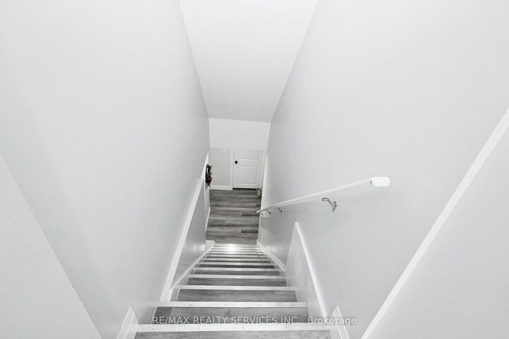 Property Photo:  8 Yeoman Drive Basement Apartment  ON N3R 7S8 