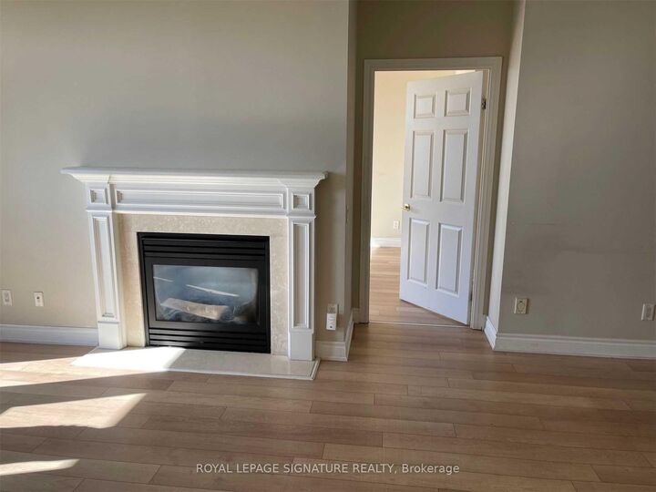 Property Photo:  25 Kingsbridge Garden Circle 2811  ON L5R 4B1 