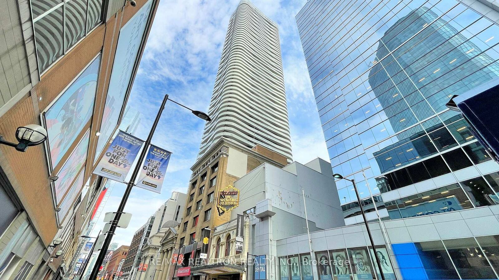 Property Photo:  197 Yonge Street 5905  ON M5B 1M4 