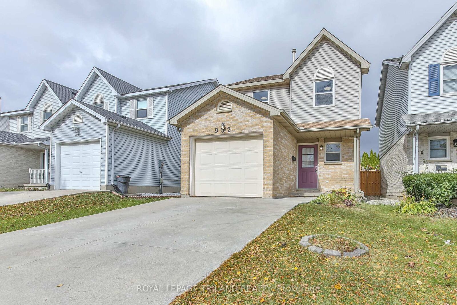 Property Photo: 952 Thistledown Way ON N6G 4Z6