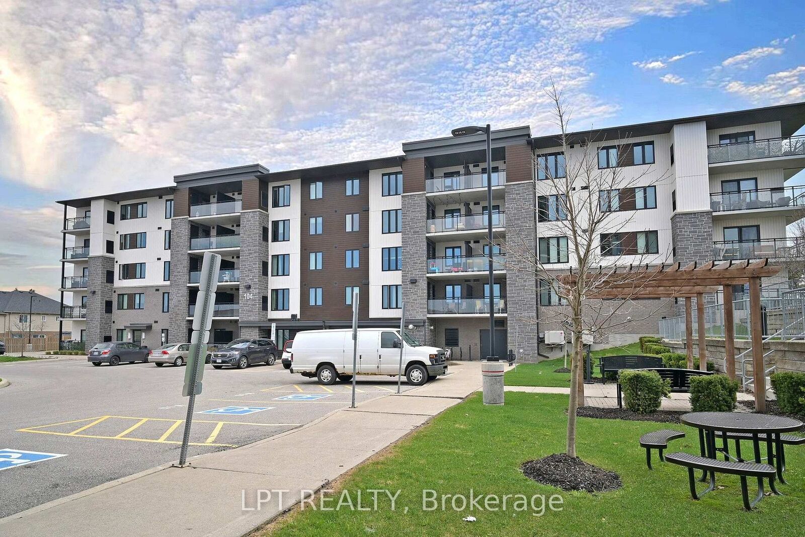 Property Photo:  104 Summit Ridge Drive  ON N1E 0P8 