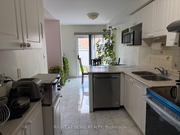 Property Photo: 5392 Marblewood Drive ON L5V 2L9