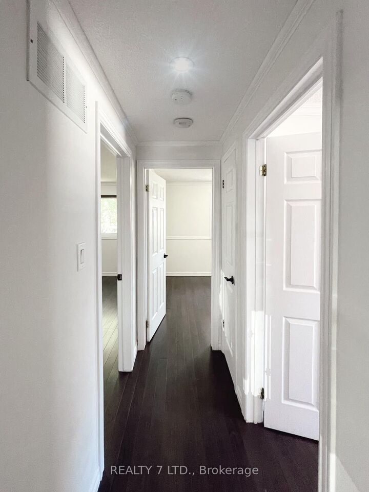 Property Photo:  551 Hayward Crescent Main  ON L9T 4P2 
