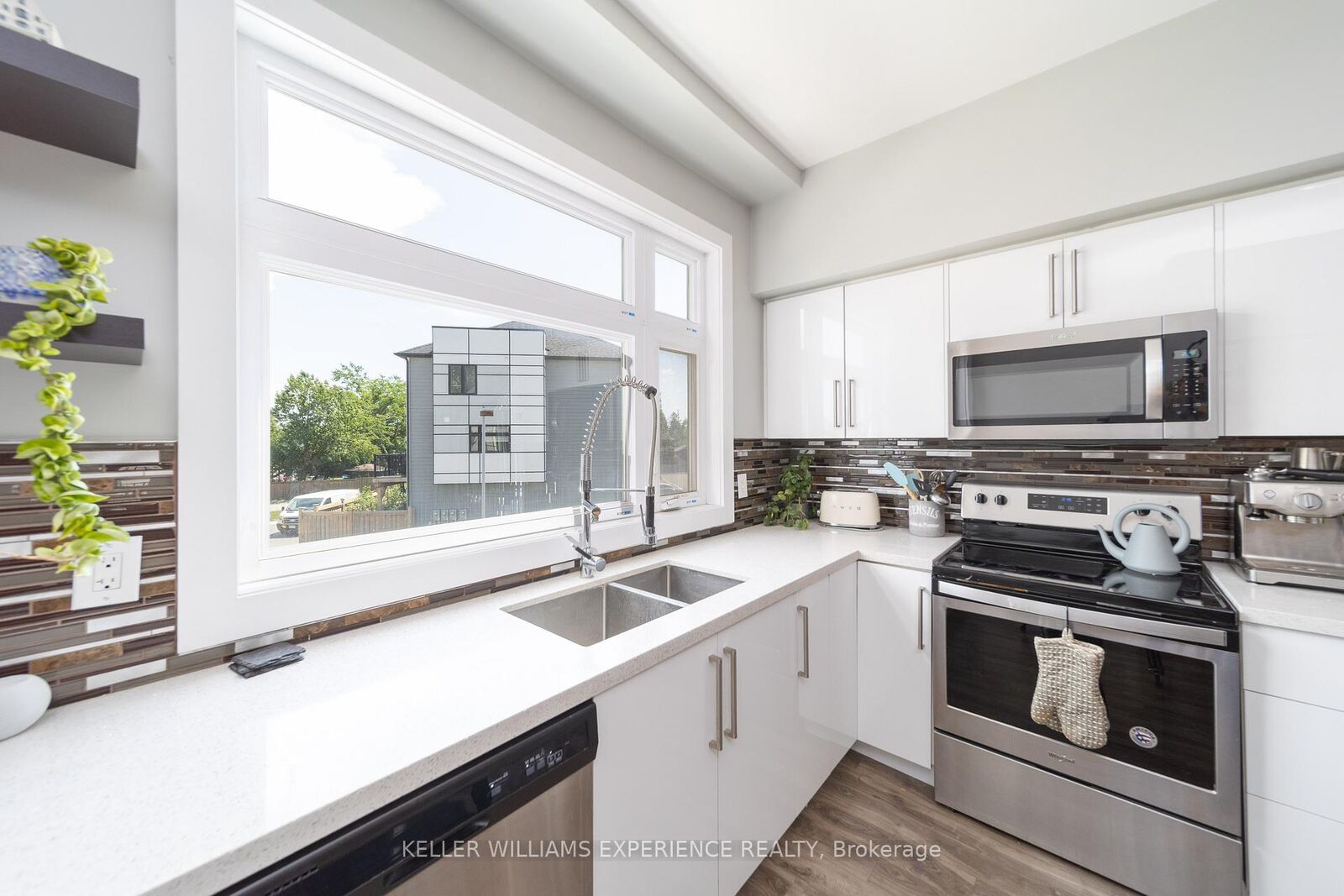 Property Photo: 540 Essa Road 29 ON L9J 0H2