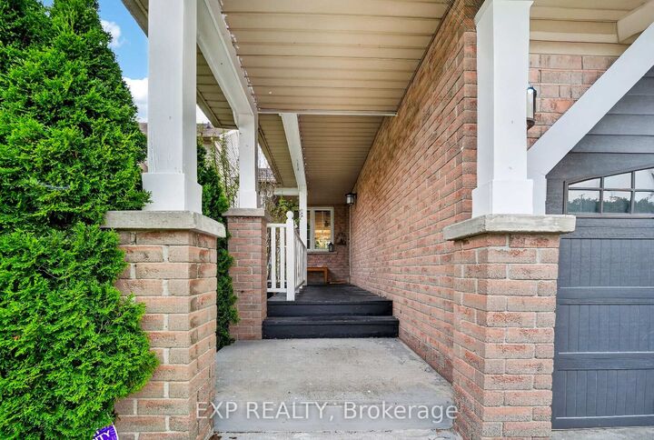 Property Photo: 5896 Chorley Place Upper ON L5M 5L7