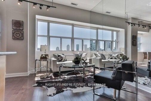 Property Photo: 700 King Street W 813 ON M5V 2Y6