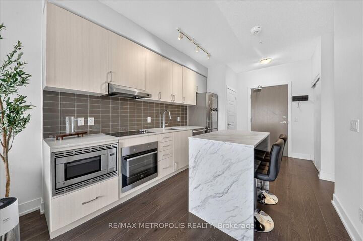 Property Photo: 7 Kenaston Gardens 619 ON M2K 1G7