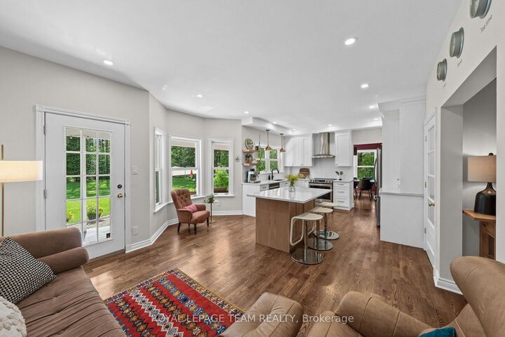Property Photo:  28 Kimini Drive  ON K2S 1S6 