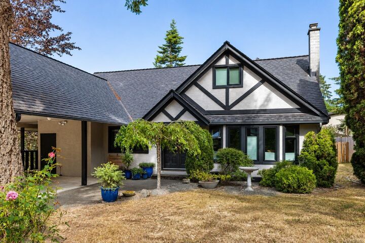 Property Photo:  4651 Alder Glen Rd  BC V0R 1N1 