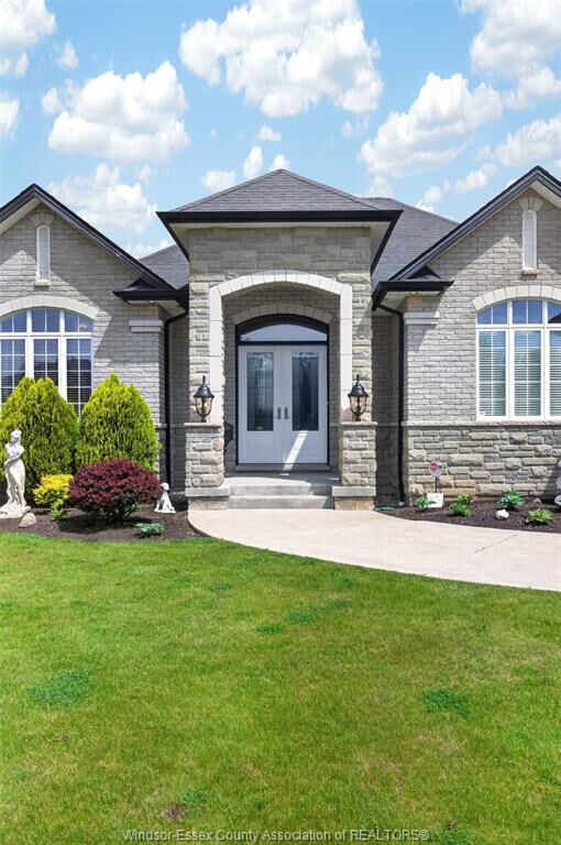 Property Photo: 6 Vallochie Court ON N9Y 4C8