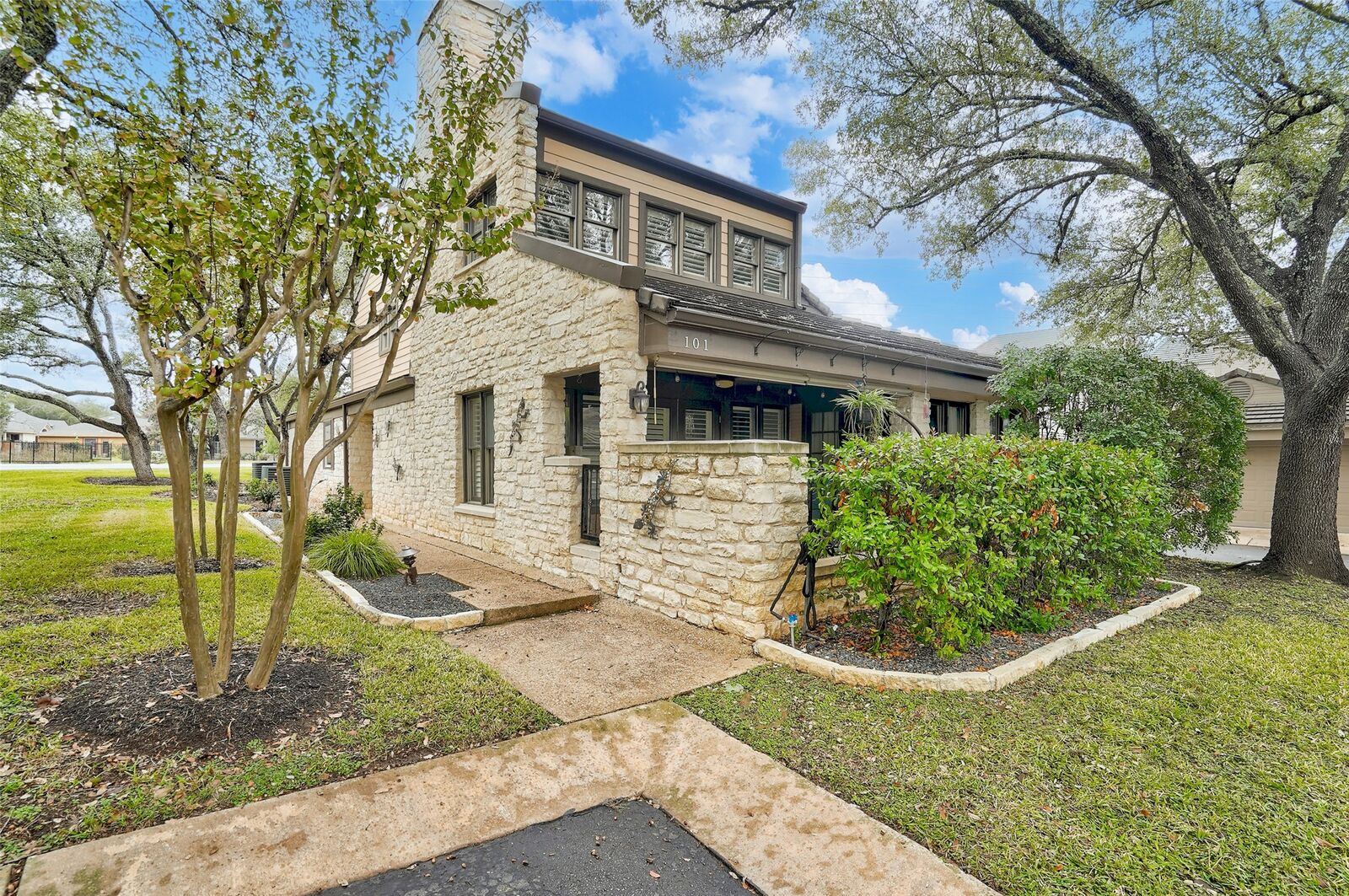 Property Photo: 101 West Eagle Drive 101 TX 78738