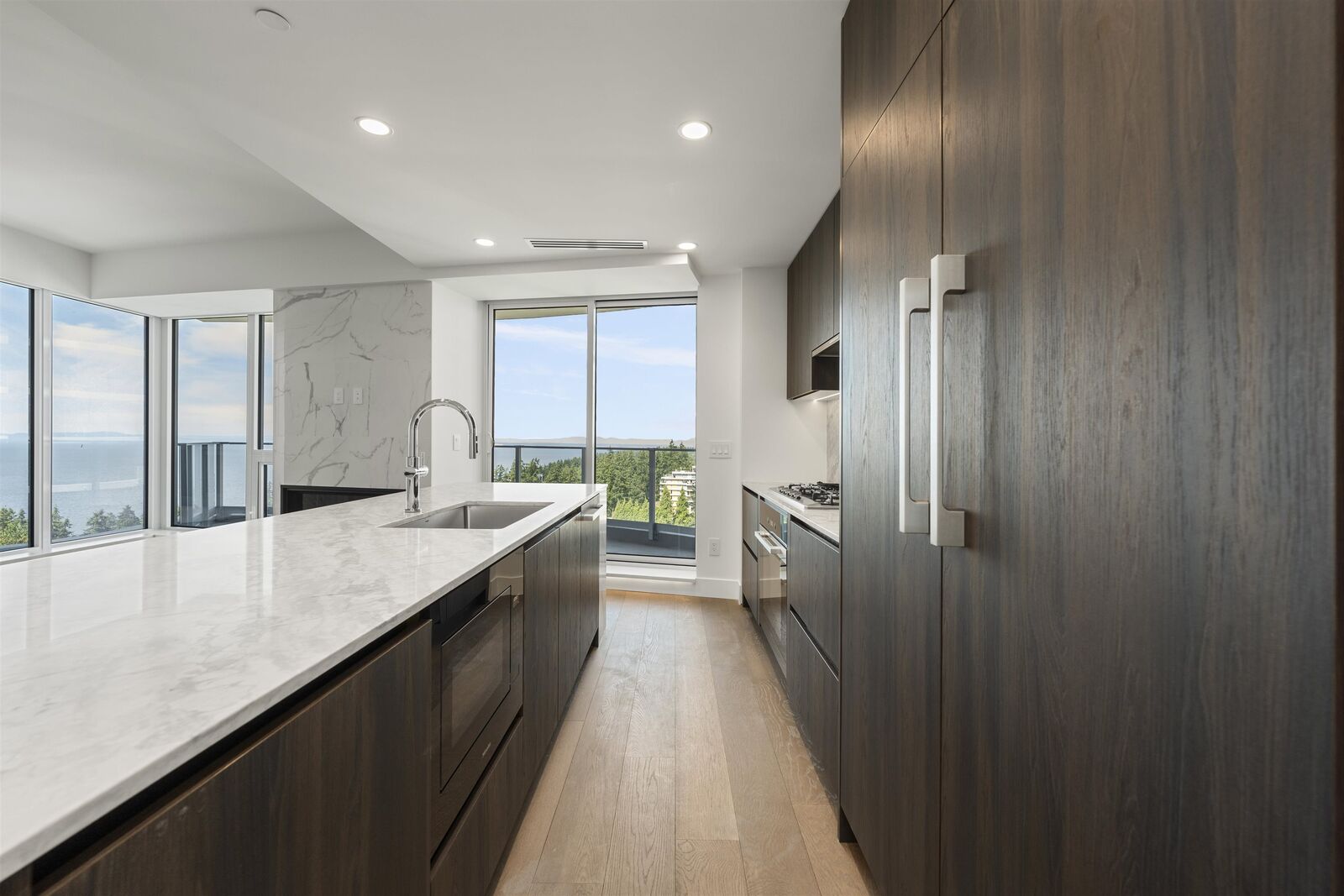 Property Photo:  1475 Foster Street 1401  BC V4B 0C9 