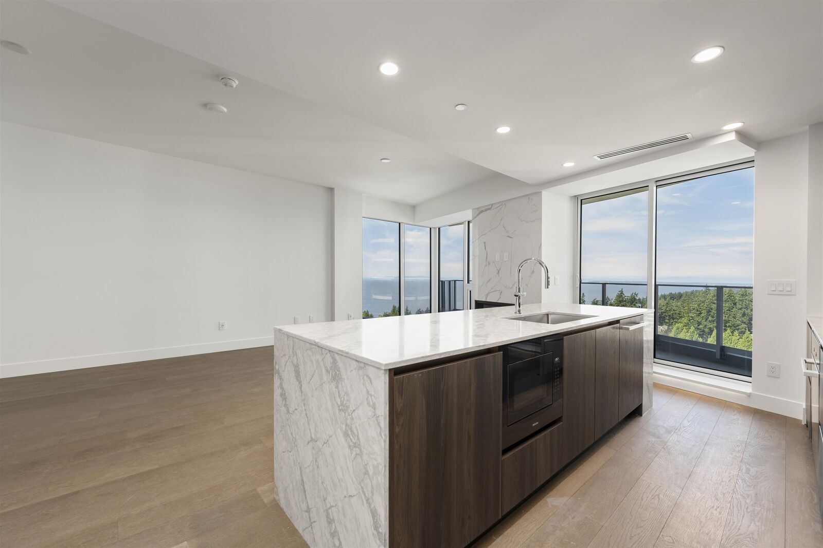 Property Photo: 1475 Foster Street 1401 BC V4B 0C9