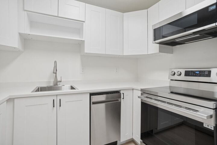 Property Photo: 3250 W 4th Avenue 3 BC V6K 1R9