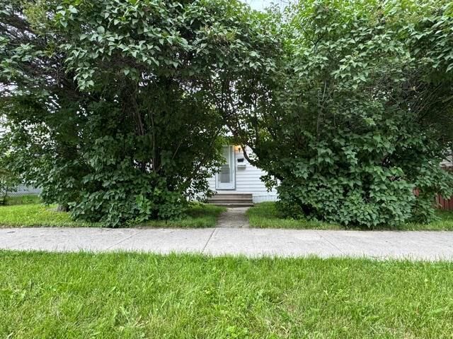 Property Photo: 729 Martin Avenue MB R2L 0Z9