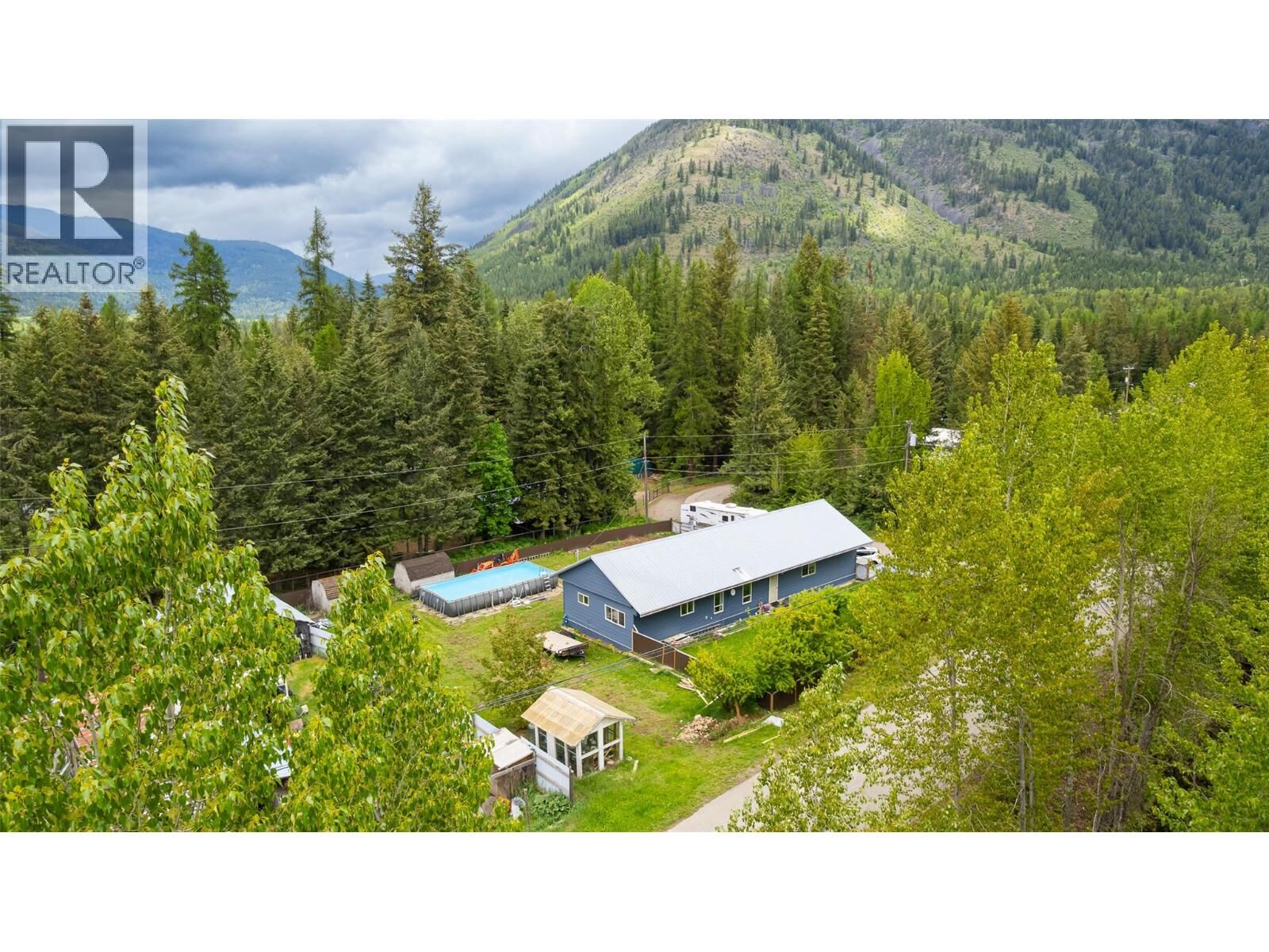 Photo de la propriété:  5712 Bertha Avenue  BC V0B 1W1 