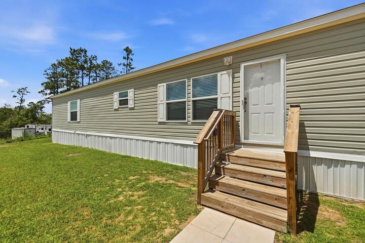 Property Photo:  940 Hiawatha Street  FL 32564 
