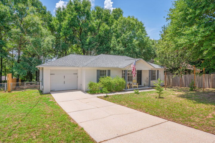 Property Photo: 114 Jeff Drive FL 32536