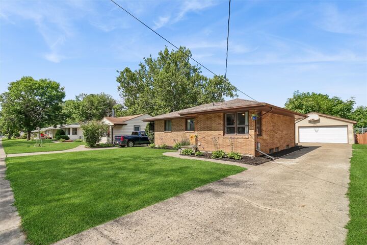 Property Photo:  2814 E 39th Street  IA 50317 