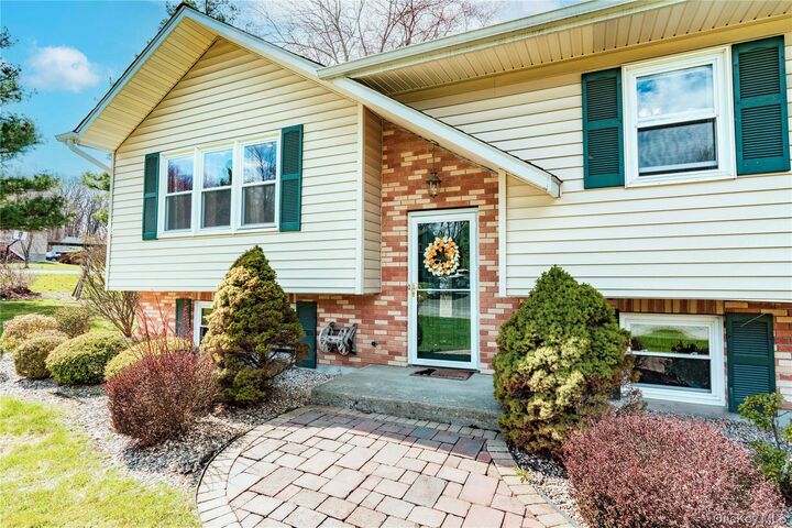 Property Photo:  4 Tanglewood Lane  NY 12603 