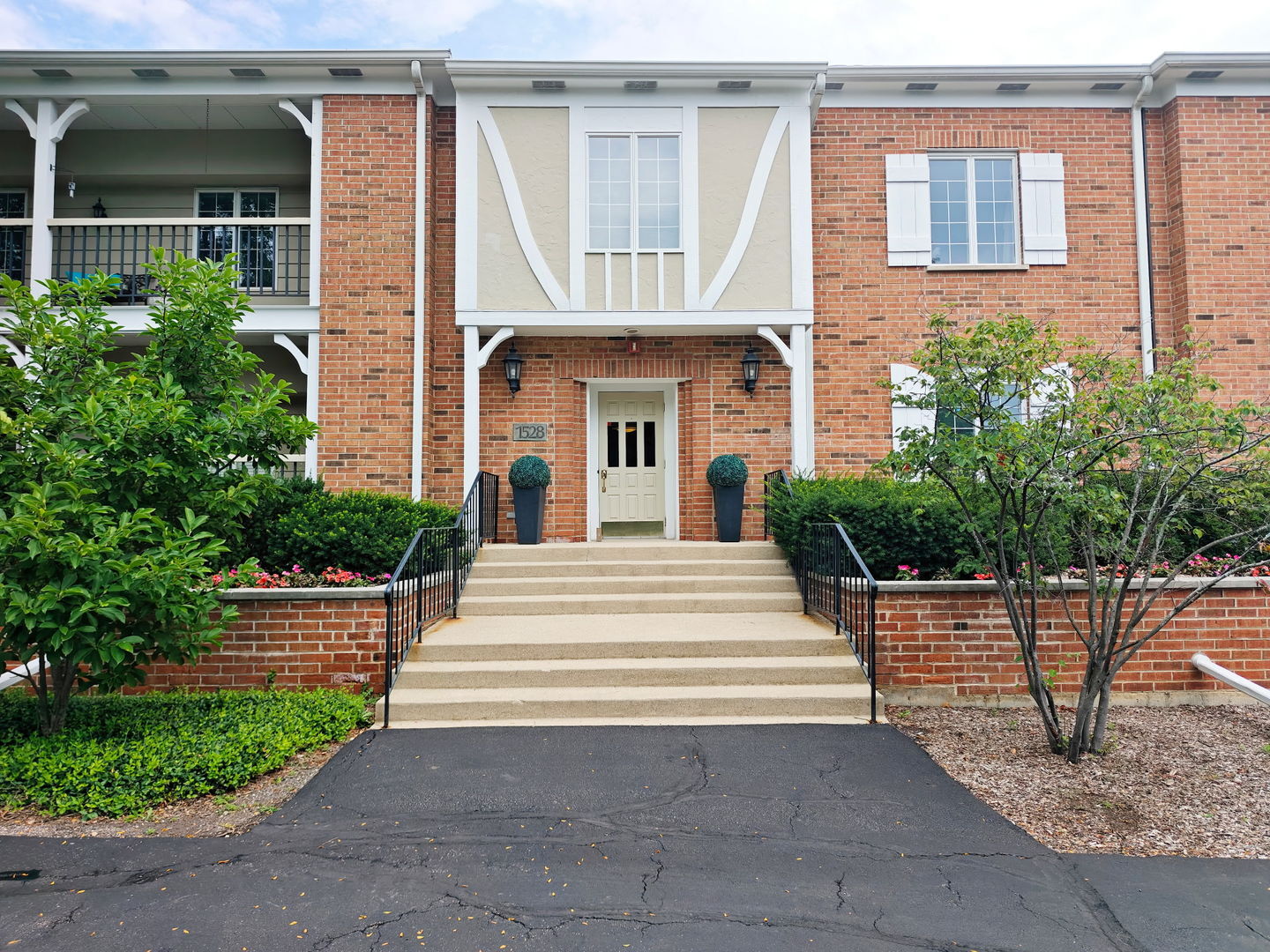 Property Photo: 1528 Shire Circle 1A IL 60067