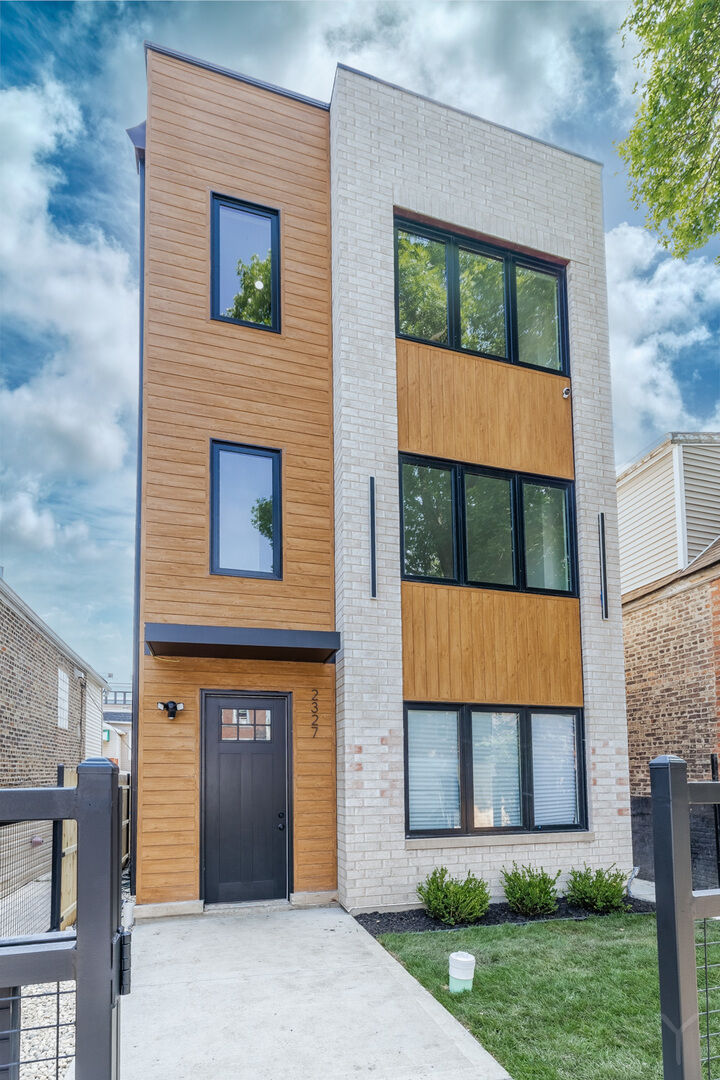 Property Photo: 3215 W Fulton Street IL 60624