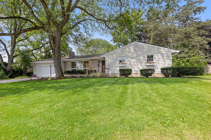 Property Photo: 624 Willow Lane IL 60134