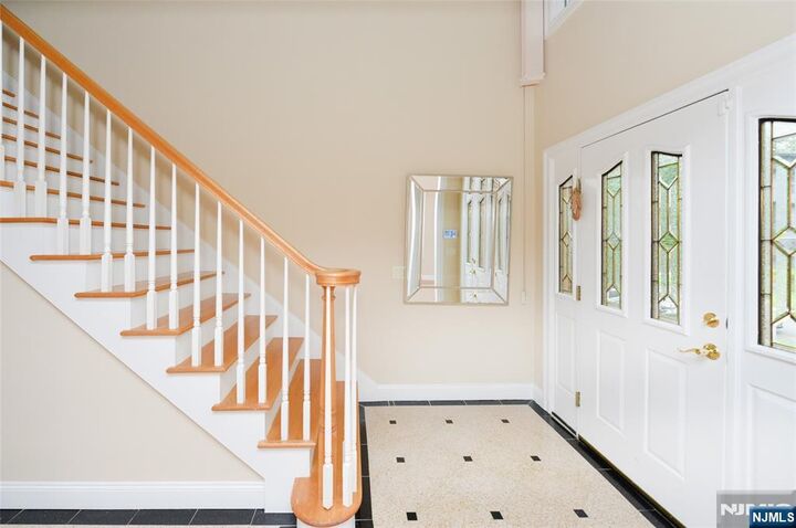 Property Photo:  1056 Edgewood Lane  NJ 07024 
