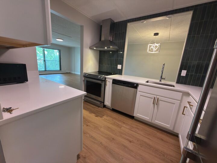 Property Photo:  10501 Cedar Lake Road 511  MN 55305 