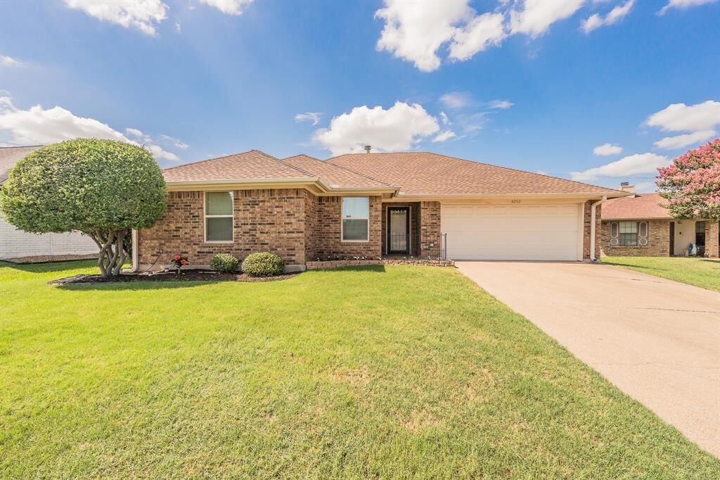 Property Photo: 8252 Lesley Lane TX 76148