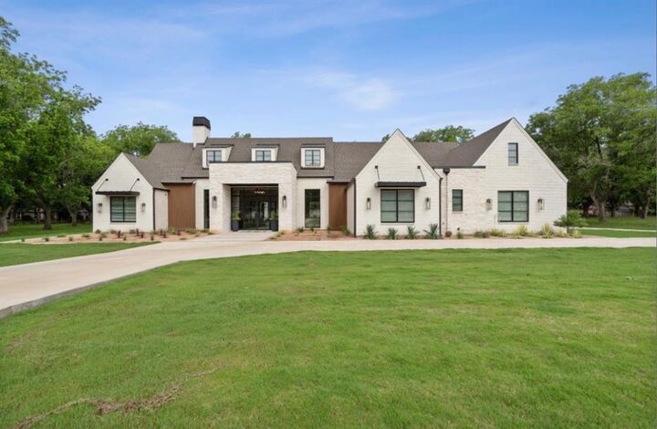 Property Photo: 8013 W Landings Road TX 76049