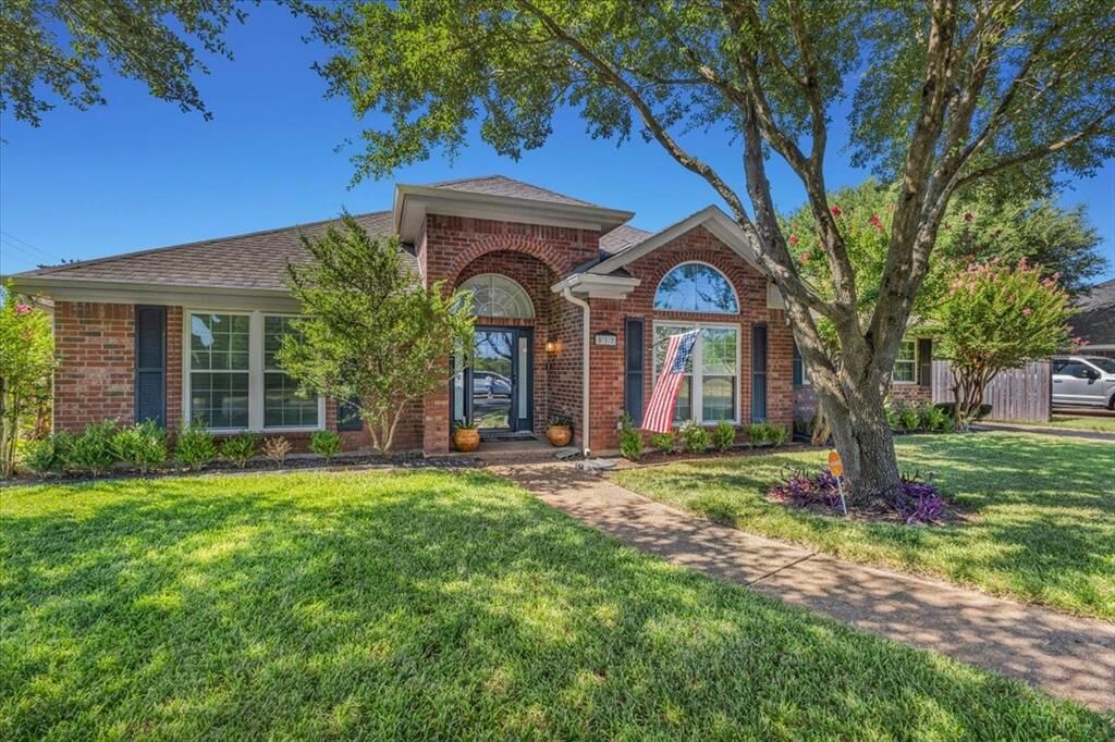 Property Photo:  812 Country Lane Drive  TX 76657 
