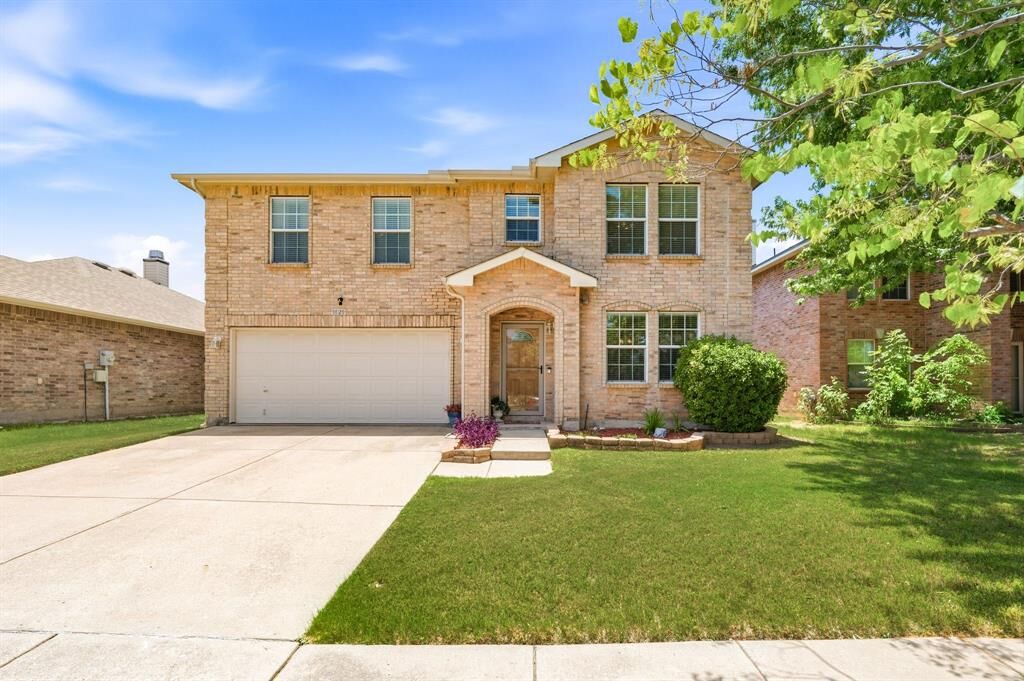 Property Photo: 1828 Kittredge Way TX 76247